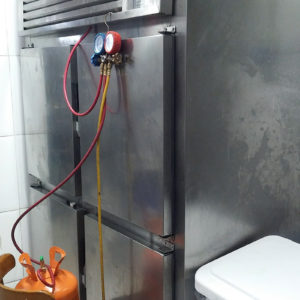 Troca e Instalação da Unidade Condensadora e Evaporadora de Geladeira 4 Portas - Restaurante Gran Parrilla.